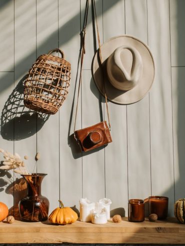 tendances et astuces pour un intérieur chaleureux avec la déco murale en rotin