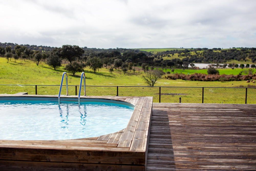 une Piscine bois semi enterrée